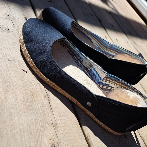 Womens Uggs Canvas /Leather Ballet flats Size 9.5 - Picture 2 of 7